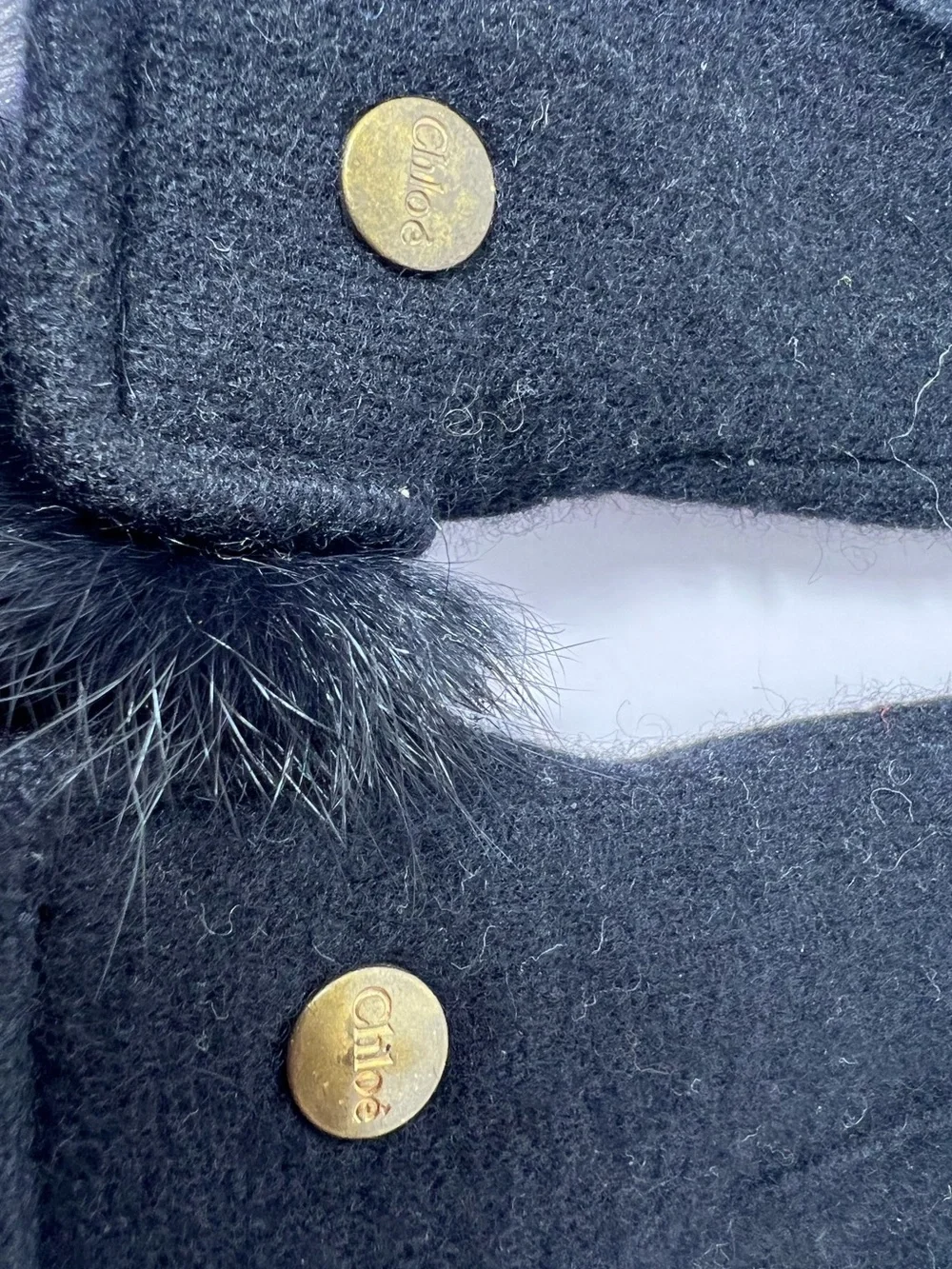 6004: Chloé Black Knit Gloves Faux Fur Trim Gold Logo Estimated Medium